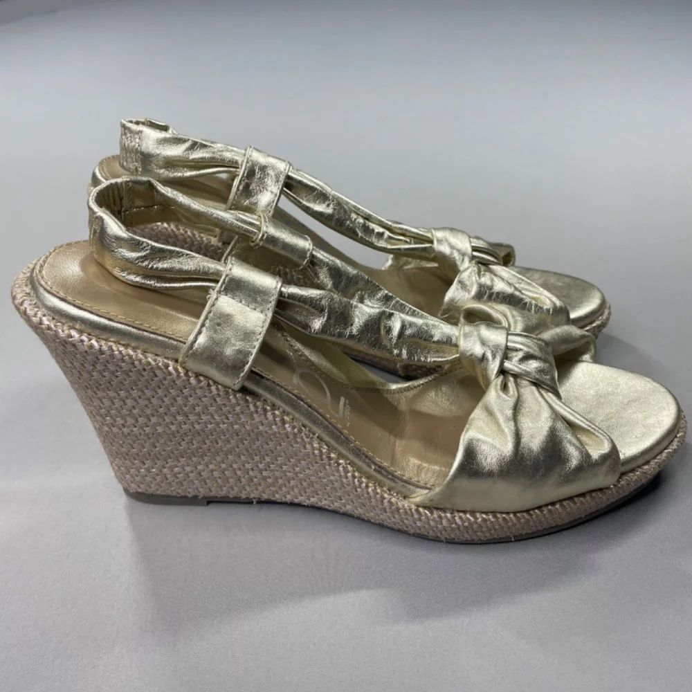 NEW You by Crocs Shoes Womens 8 gold brown leather wedge heels summer cocktail - Picture 2 of 11